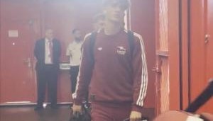 开云体育-积攒宝贵经历！15岁道曼随阿森纳全队抵达老特拉福德，未进大名单