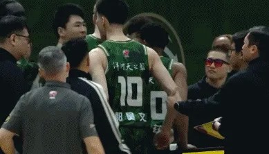Kaiyun Sports-赵柏清和郭昊文首节仅出战1分钟发生冲突，随后二人再无登场