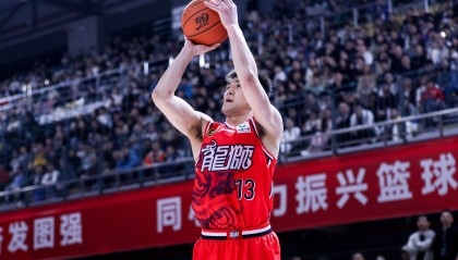 APP下载-状态可以！郭艾伦半场8中4拿下10分3板1助 半场超远压哨三分